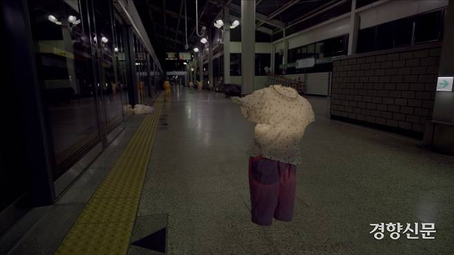 송상희의 2021년 작 ‘꿈’(2021, 복합 매체 설치, 가변 크기)은 ‘김군’이 스크린도어를 홀로 수리하다 숨진 구의역 승강장 같은 현실과 안견의 ‘몽유도원도’의 복사꽃 밭 같은 가상을 교차한 단채널 영상과 오브제 작품이다. 구의역 승강장 장면은 김군을 위로하며 자본주의 사회에서 노동과 죽음 문제를 환기한다. 서울시립미술관 제공