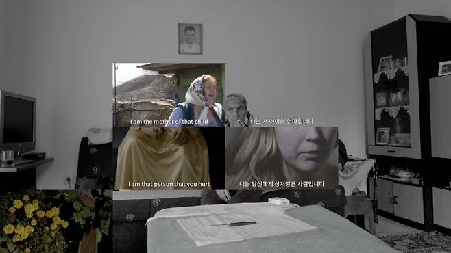 송상희 ‘말걸기’(2021, 복합 매체 설치, 단채널 비디오, 컬러, 사운드, 회전 드론 스피커 6대, 24분). “시민을 향한 무차별적 테러가 발생하거나(우퇴위아 섬과 오슬로 7.22센터, 노르웨이; 파리, 프랑스), 민족분쟁의 아픔을 지닌 장소(사라예보, 스레브레니차, 즈보르니크와 고라즈데, 보스니아 헤르체고비나; DMZ, 한국) 민주화운동의 기억이 서린 광주와 인도네시아 자카르타 등 역사의 상흔이 어린” 장소가 나온다. 각각의 장면엔 존 버거의 <결혼을 향하여>에서 발췌한, 사랑과 상실, 희망과 절망에 관한 대화를 이어진다. 서울시립미술관 제공.