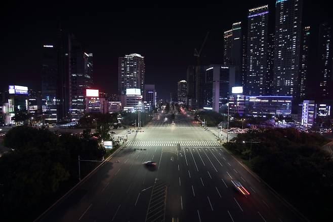 대구시가 교통사고 줄이기 특별대책으로 교차로에 설치한 야간집중조명. (대구시 제공) 2022.01.17