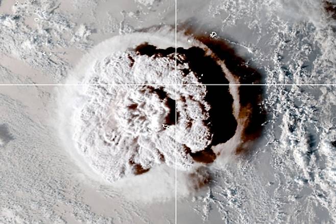 15일 남태평양 섬나라 통가 인근 바다에서 해저 화산이 폭발하는 모습으로, 미국 국립해양대기관리국(NOAA)의 위성이 촬영한 사진이다. 로이터=연합뉴스