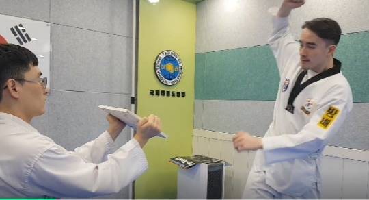 외국인 태권도 수련생이 메주먹치기 시범을 보이고 있다. [네이버 블로그 혁무태권클럽 동영상 캡처]
