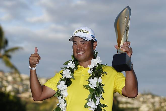 마쓰야마 히데키가 PGA 투어 소니오픈 우승 후 트로피를 들어보이고 있다. [AFP]