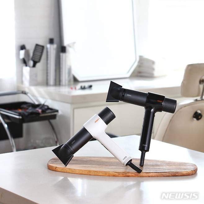 [서울=뉴시스] 유닉스 전문가형 드라이기 '에어샷T'. (사진=유닉스 제공) 2022.01.17. photo@newsis.com