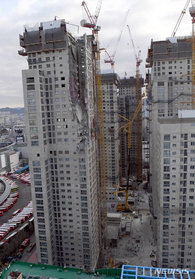 [광주=뉴시스] 류형근 기자 = 광주 서구 화정동 현대아이파크 신축 아파트 붕괴 사고 7일째인 17일 오전 붕괴 아파트에 설치된 기존 크레인을 철거하기 위한 새크레인이 옆에 세워지고 있다. 2022.01.17. hgryu77@newsis.com
