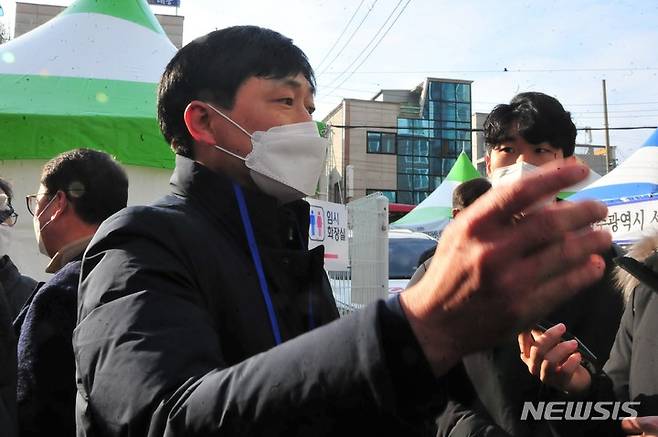 [광주=뉴시스] 이영주 기자=17일 오전 홍석선 현대아이파크피해대책위원장이 광주 서구 화정동 현대아파트 붕괴현장 인근을 찾아 행정당국을 향해 상인들과의 대책마련에 힘써줄 것을 요구하고 있다. 2022.01.17. leeyj2578@newsis.ocm