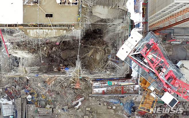 [광주=뉴시스] 신대희 기자 = 12일 오후 광주 서구 화정동 현대아이파크 건설현장, 공사 중에 외벽이 무너져 내려 내부 철골구조물 등이 드러나 있다. 현재 5명이 소재불명 상태이지만 구조물 안정성이 확보되지 않아 수색에도 난항을 겪고 있다.   2022.01.12. sdhdream@newsis.com