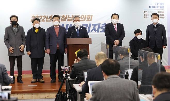 [홍성=뉴시스] 김명선 충남도의회 의장과 전익현·조길연 부의장, 상임위원장들이 2022년도 신년기자회견을 갖고 있다.  *재판매 및 DB 금지