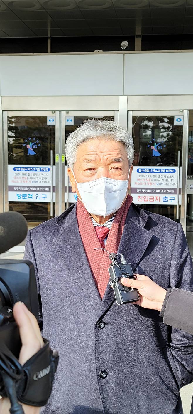 [순천=뉴시스] 김석훈 기자 = 박병종 전 고흥군수가 17일 오후 순천지원에서 열린 사기혐의 등 선고 공판직후 재판부의 징역 3년 선고에 대해 억울함과 항소할 뜻을 말하고 있다. 2022.01.17. kim@newsis.com *재판매 및 DB 금지