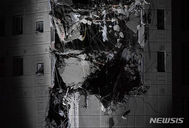 [광주=뉴시스] 변재훈 기자 = 15일 오후 광주 서구 화정동 현대산업개발 신축 아파트 붕괴 사고 현장에서 인명구조견을 동원한 야간 수색 작업이 펼쳐지고 있다. 구조 당국이 붕괴 구역에 조명을 비추고 있다. 지난 11일 붕괴 이후 닷새째를 맞이한 이날까지 이 사고로 1명이 숨지고 5명이 실종됐다. 2022.01.15. wisdom21@newsis.com