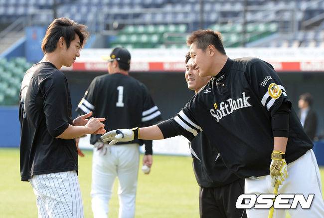 [OSEN=이대선 기자] 지바 롯데 이대은이 소프트뱅크와 경기에 앞서 일본에서 활약 중이던 이대호와 인사를 나누고 있다. 2015.04.17 /sunday@osen.co.kr
