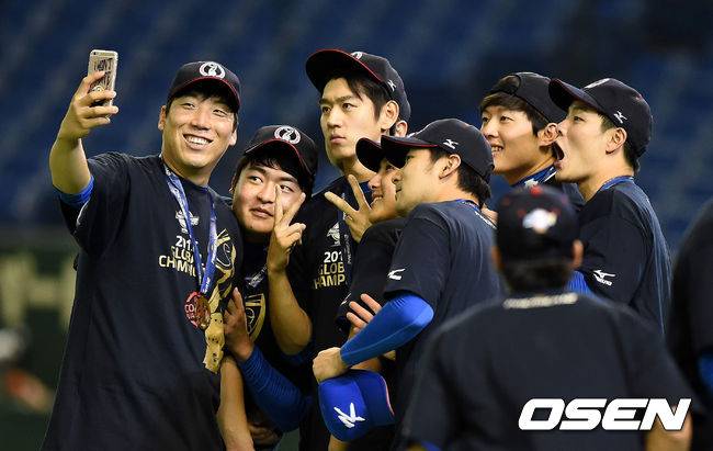 [OSEN=지형준 기자] 프리미어12 초대 우승에 기여한 이대은이 동료들과 기념촬영을 하고 있다. 2015.04.21 /jpnews@osen.co.kr