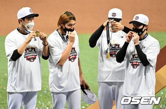 [OSEN=지형준 기자] 2021년 한국시리즈 우승을 차지한 KT 이대은이 동료들과 메달을 물고 세리머니를 펼치고 있다. 선수로 그라운드에서 마지막 장면이 됐다. 2021.11.18 /jpnews@osen.co.kr