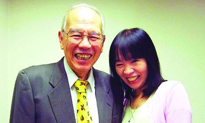 저자 야마모토 카츠코(오른쪽)와 그가 존경하는 츠쿠바대 명예교수인 무라카미&nbsp;카즈오 박사