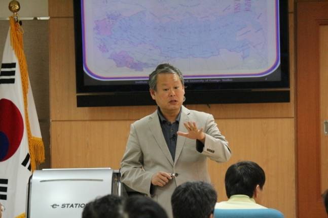 홍완석 한국외국어대 국제지역대학원 러시아·CIS(독립국가연합)학과 주임교수가 국가공무원인재개발원에서 강연하고 있다. 홍완석 교수 제공