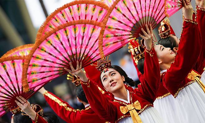 청와대가 페이스북을 통해 공개한 리틀엔젤스예술단의 두바이 엑스포 부채춤 공연의 아름다운 순간. 청와대 페이스북