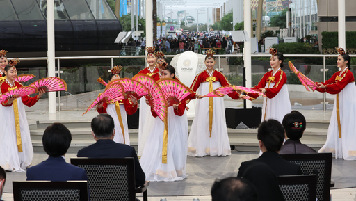 리틀엔젤스예술단이 16일 아랍에미리트 두바이 엑스포 알 와슬 플라자에서 열린 한국의 날 공식행사에서 문재인 대통령 내외가 지켜보는 가운데 부채춤을 선보이고 있다. 연합뉴스