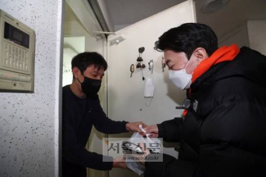 ‘배달의 철수’ - 안철수(오른쪽) 국민의당 대선후보가 16일 ‘안철수를 팝니다-철수마켓’ 프로젝트 일환으로 경기 부천 상동의 한 주꾸미 음식점 일일 배달원으로 나서 음식 배달을 하고 있다. 안 후보는 이날 배달업 플랫폼 노동자들의 애로사항을 듣고 고충을 이해하고자 배달 업무 체험을 했다.김명국 선임기자