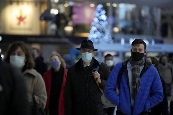 오미크론 확산에 다시 마스크 쓰는 영국 - AP연합뉴스