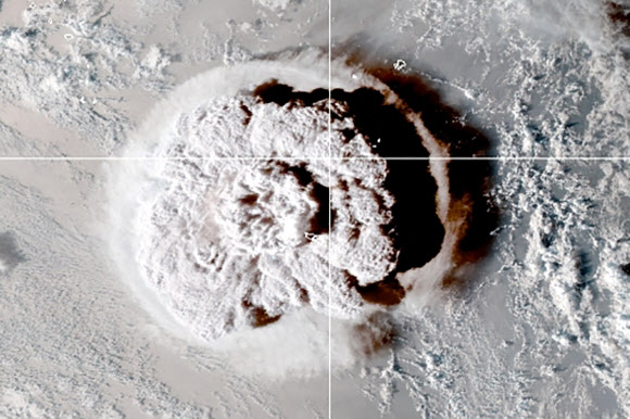 태평양 뒤흔든 폭발 - 미국 국립해양대기관리국(NOAA)의 인공위성이 15일(현지시간) 남태평양 섬나라 통가 인근에서 폭발한 해저 화산의 분출 순간을 포착한 사진. 로이터 연합뉴스