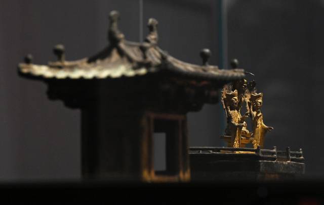 국보 최초로 경매에 나온 간송미술관의 ‘금동 삼존 불감’(구 지정번호 제73호)이 17일 서울 강남구 케이옥션 전시장에서 언론에 공개됐다. 경매사가 밝힌 추정가는 28억∼40억원이다. /오승현기자