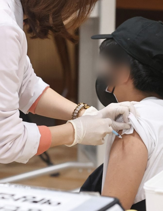 그동안 두 자릿수를 웃돌고 있던 코로나 확진 하루 평균치가 최근 한 자릿수를 보여 타 지역에 비해 어느 정도 안정세를 유지하고 있다. 2022년 1월17일 11시 현재 제주지역 누적 확진자는 남성 50.4%, 여성 49.6%로 집계됐다. ⓒ연합뉴스