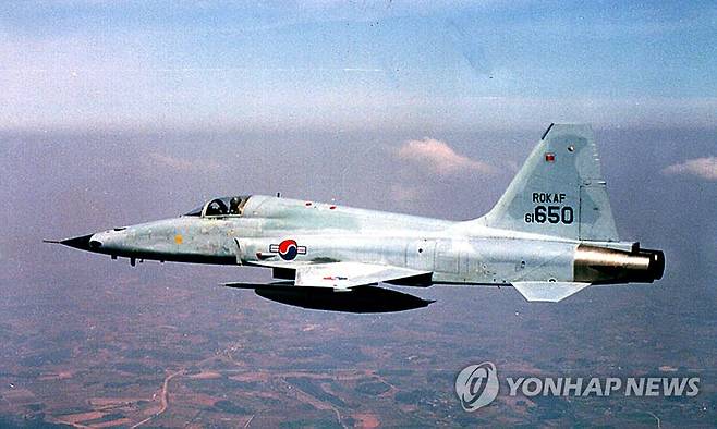 F-5E 전투기, 화성 야산에 추락 (서울=연합뉴스) 11일 경기도 화성의 야산에 추락한 F-5E 전투기는 우리 공군이 운용 중인 가장 오래된 전투기 기종 중 하나다.
    사진은 훈련 중인 F-5E 전투기. 2022.1.11 [자료사진] photo@yna.co.kr