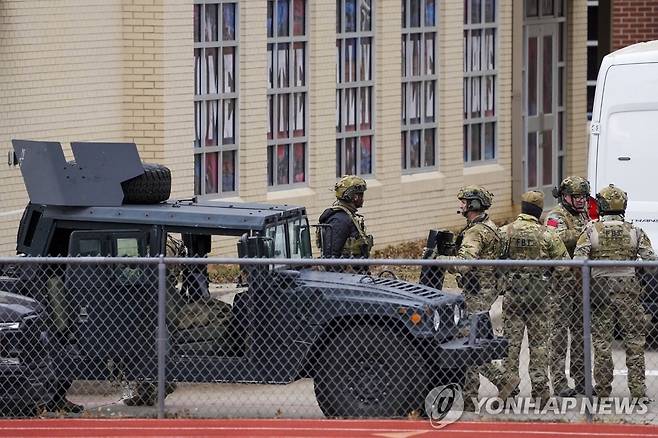 15일(현지시간) 인질극이 벌어진 미국 텍사스주 콜리빌의 유대교 회당 '콩그리게이션 베스 이스라엘' 앞에 경찰 특수기동대가 배치돼 있다. 
[AP=연합뉴스 자료사진. 재판매 및 DB 금지]