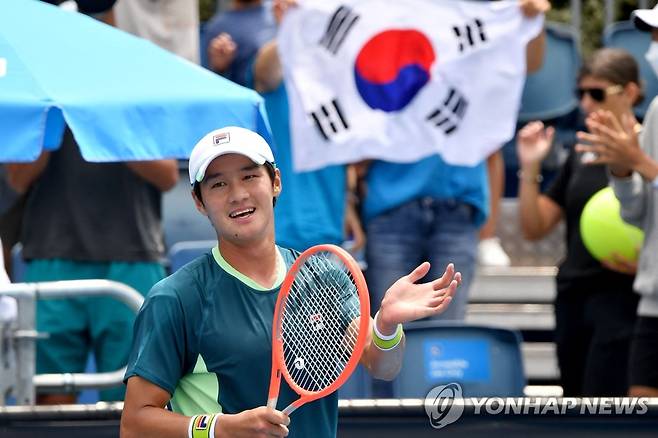 호주오픈 테니스 남자단식 사상 첫 승 환호하는 권순우 (멜버른 AFP=연합뉴스) 17일(현지시간) 호주 멜버른에서 열린 호주오픈 테니스대회 남자 단식 1회전에서 권순우(54위·당진시청)가 홀거 루네(99위·덴마크)를 제압한 뒤 환호하고 있다. 권순우는 이날 3-2(3-6 6-4 3-6 6-3 6-2)로 승리, 이 대회 첫 승을 거뒀다. 그는 앞서 지난 2018년과 2020년, 2021년 세 차례 이 대회 본선에 나서 모두 1회전 탈락했으며, 2019년에는 예선 탈락했다. 그가 4대 메이저 테니스 대회에서 2회전에 오른 것은 2020년 US오픈(2회전 탈락), 지난해 프랑스 오픈(3회전 탈락), 윔블던(2회전 탈락)에 이어 이번이 4번째다. 2022.1.17 knhknh@yna.co.kr