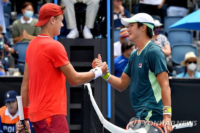 루네와 인사 나누는 권순우 [AFP=연합뉴스]