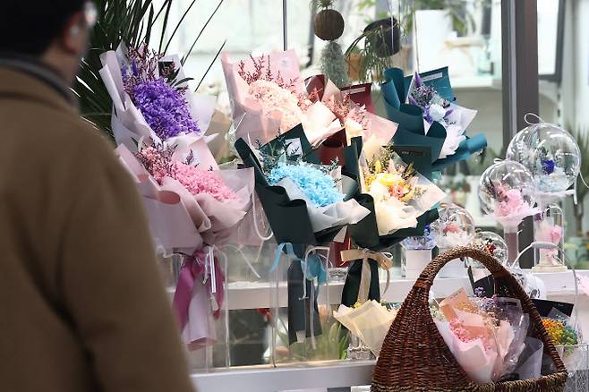 1월 9일 서울의 한 꽃집에 놓인 조화 꽃다발의 모습이다.(사진=연합뉴스)