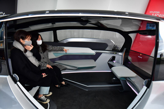지난해 11월29일 오후 서울 마포구 상암동에서 열린 2021 현대자동차그룹 자율주행 챌린지에서 시민들이 전시된 미래모빌리티를 체험하고 있다.(사진=연합뉴스)