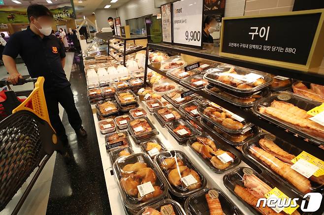 서울시내 한 대형마트에서 시민들이 즉석조리 식품을 고르고 있다. 2021.7.23/뉴스1 © News1 조태형 기자