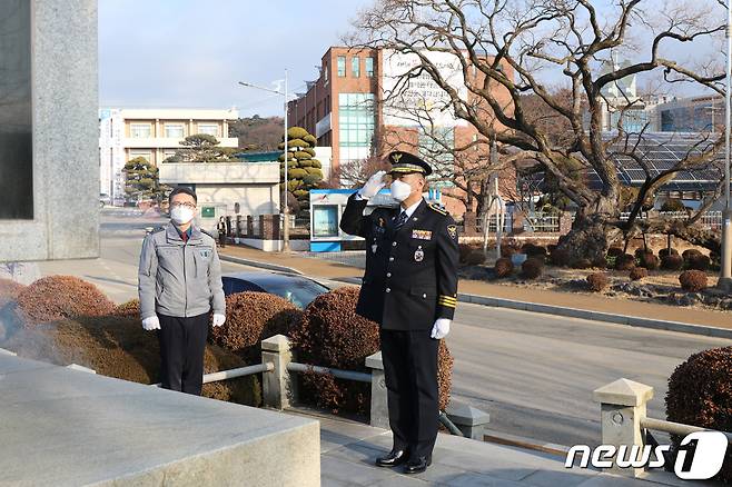 서산경찰서 67대 김영일 서장이 지난 17일 서산시청 앞 충혼탑을 찾아 참배한 후 첫 업무를 시작했다.© 뉴스1