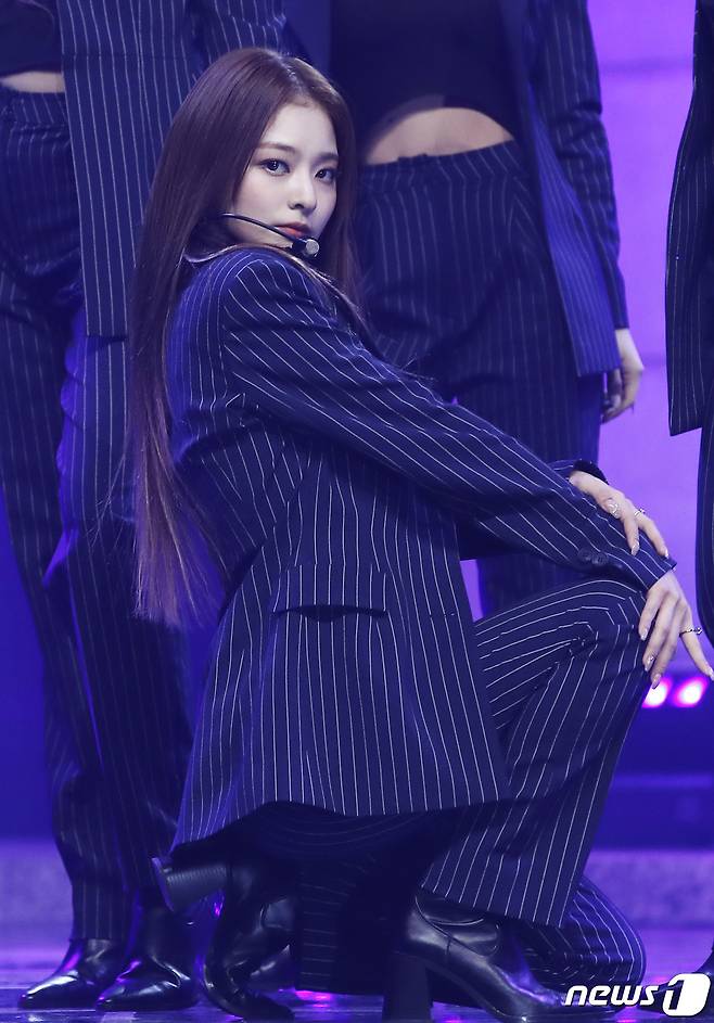 프로미스나인 이나경이 17일 오후 서울 블루스퀘어에서 열린 미니 4집 '미드나잇 게스트(Midnight Guest)' 발매 기념 쇼케이스에 참석해 신곡을 선보이고 있다.  © News1 권현진 기자