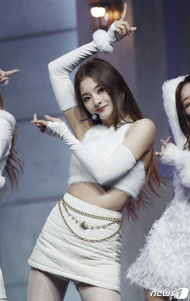 프로미스나인(fromis_9) 이나경이 17일 오후 서울 블루스퀘어에서 열린 미니 4집 '미드나잇 게스트(Midnight Guest)' 발매 기념 쇼케이스에 참석해 타이틀 곡 '디엠'을 선보이고 있다. © News1 권현진 기자