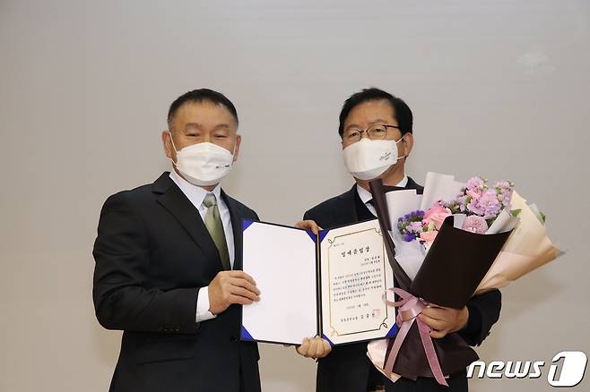 18일 대전 동명중학교 졸업식에서 김종선 교장(왼쪽)이 장종태 전 서구청장에게 명예졸업장을 수여하고 있다. ©뉴스1