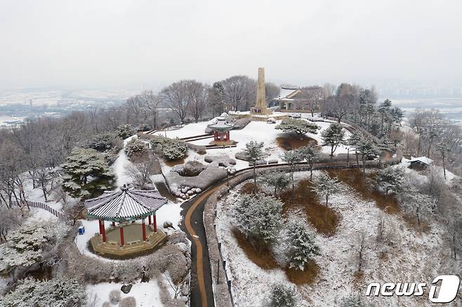 눈 쌓인 행주산성 정상 모습. (고양시청 제공)© 뉴스1