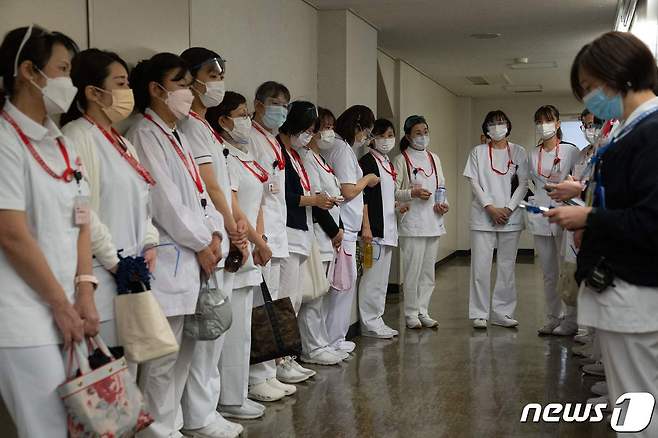 도쿄의 한 백신 접종 센터에서 간호사들이 관련 교육을 받고 있다. © AFP=뉴스1