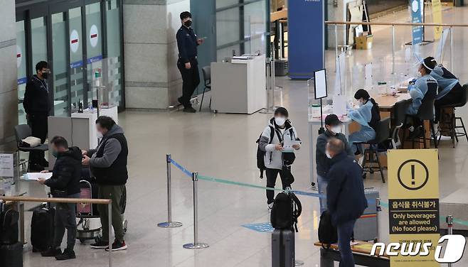 18일 인천국제공항 1터미널에서 해외 입국자들이 이동하고 있다. 방역당국과 서울시 등에 따르면 오미크론 변이 바이러스는 이번 주말 중 국내 감염의 50% 이상을 차지하는 우세종이 될 것으로 관측된다. 지난주(10~16일) 오미크론의 국내 검출률은 26.7%로 2주 전(3~9일) 12.5%의 두 배를 넘어섰다. 해외유입은 전체 분석 1439건 중 오미크론이 1363건(94.7%)으로 대다수를 차지했고 델타 형은 76건(5.3%)에 그쳤다. 2022.1.18/뉴스1 © News1 임세영 기자