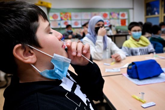 독일 서부 도시 본에 위치한 중학교에서 한 학생이 수업 시작 전 코로나19 자가진단키트로 진단 검사를 하고 있다. [이미지출처=EPA연합뉴스]