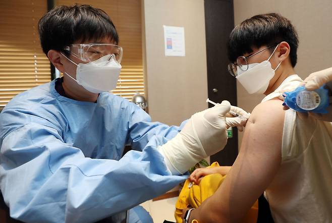 지난 10월 충북 청주시의 한 이비인후과에서 학생이 코로나 백신을 맞는 모습. /연합뉴스