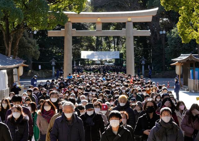 올해 1월 1일 도쿄 메이지진구에 마스크를 쓴 참배객이 몰려 인산인해를 이루고 있다. 지난해 말 신종 코로나바이러스 감염증(코로나19) 신규 확진자 수가 극히 적은 수로 유지되면서 많은 일본인이 연말연시를 즐겼다. 하지만 이날 하루 500명대였던 확진자 수는 불과 2주 만에 2만 명으로 늘어났다. 도쿄=EPA 연합뉴스