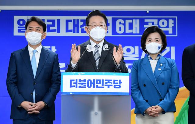 이재명 더불어민주당 대선후보가 18일 서울 영등포구 민주당사에서 일자리 대전환 6대 공약을 발표하고 있다. 오대근 기자