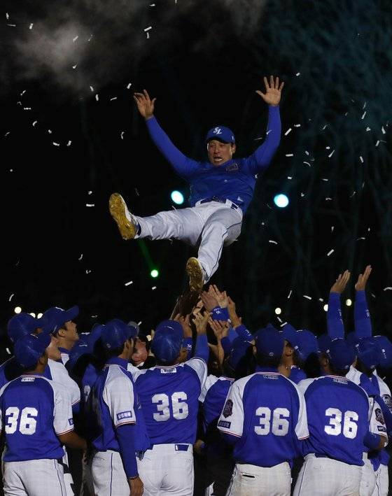 이승엽 은퇴식에서 동료들의 헹가래를 받고 있다.