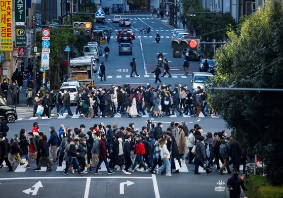 지난 15일 일본 도쿄 도심을 지나고 있는 시민들. [로이터=연합뉴스]