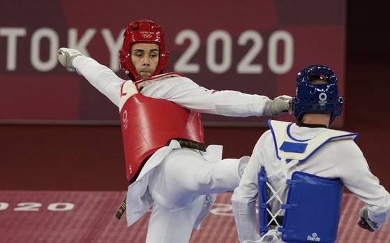도쿄올림픽에서 태권도 선수로 출전한 타우파토푸아(왼쪽). [AP=연합뉴스]