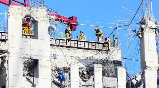 18일 오전 광주광역시 서구 화정아이파크 신축 아파트 붕괴사고 현장에서 119구조대원들이 건물 옥상에서 수색 작업을 하고 있다.  프리랜서 장정필