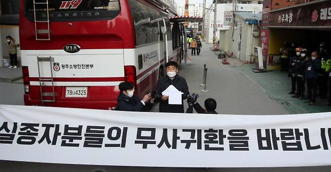 On the afternoon of January 17--day seven since the outer wall collapsed in an apartment construction site in Gwangju--near the accident site, the head of a group representing the apartment owners of Hwajeong IPark reads a statement condemning Chung Mong-gyu’s decision to step down as chairman without taking responsibility for the accident. Yonhap News