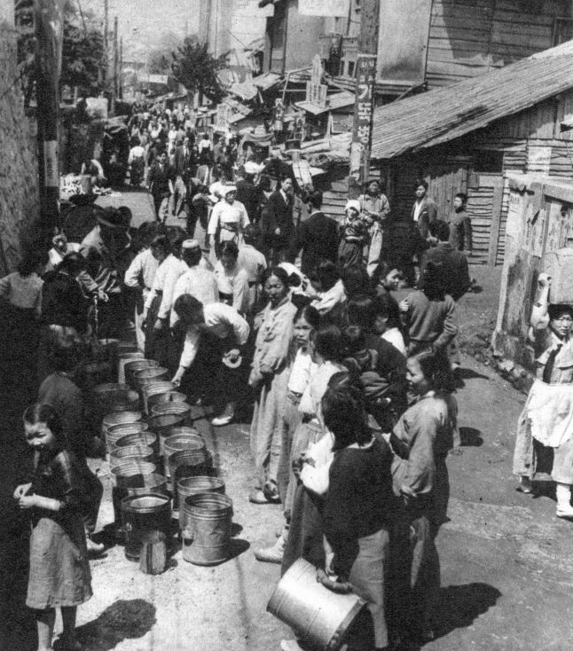 1951년 부산 좌천동에서 물배급을 기다리는 피란민. 부산시 제공