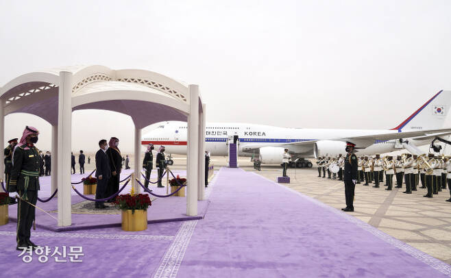 문재인 대통령이 18일(현지시간) 사우디아라비아 리야드 킹 칼리드 공항에 도착해 모하메드 빈 살만 왕세자의 영접을 받고 있다. 리야드/강윤중 기자